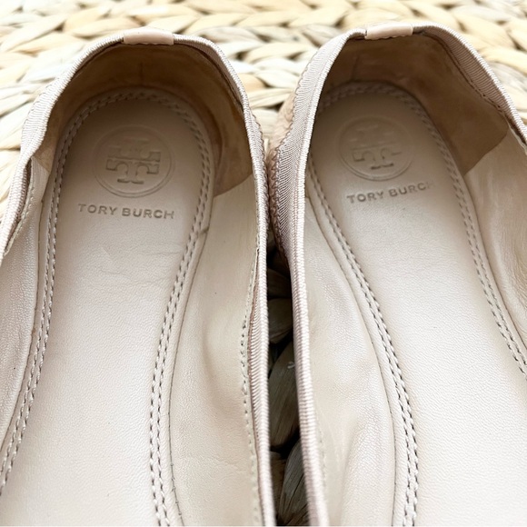 Tory Burch beige patent leather flats with gold monogram logo detail - Picture 5 of 10